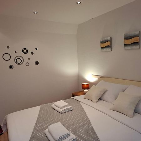 Ap Downtown Apartment Ровин Екстериор снимка