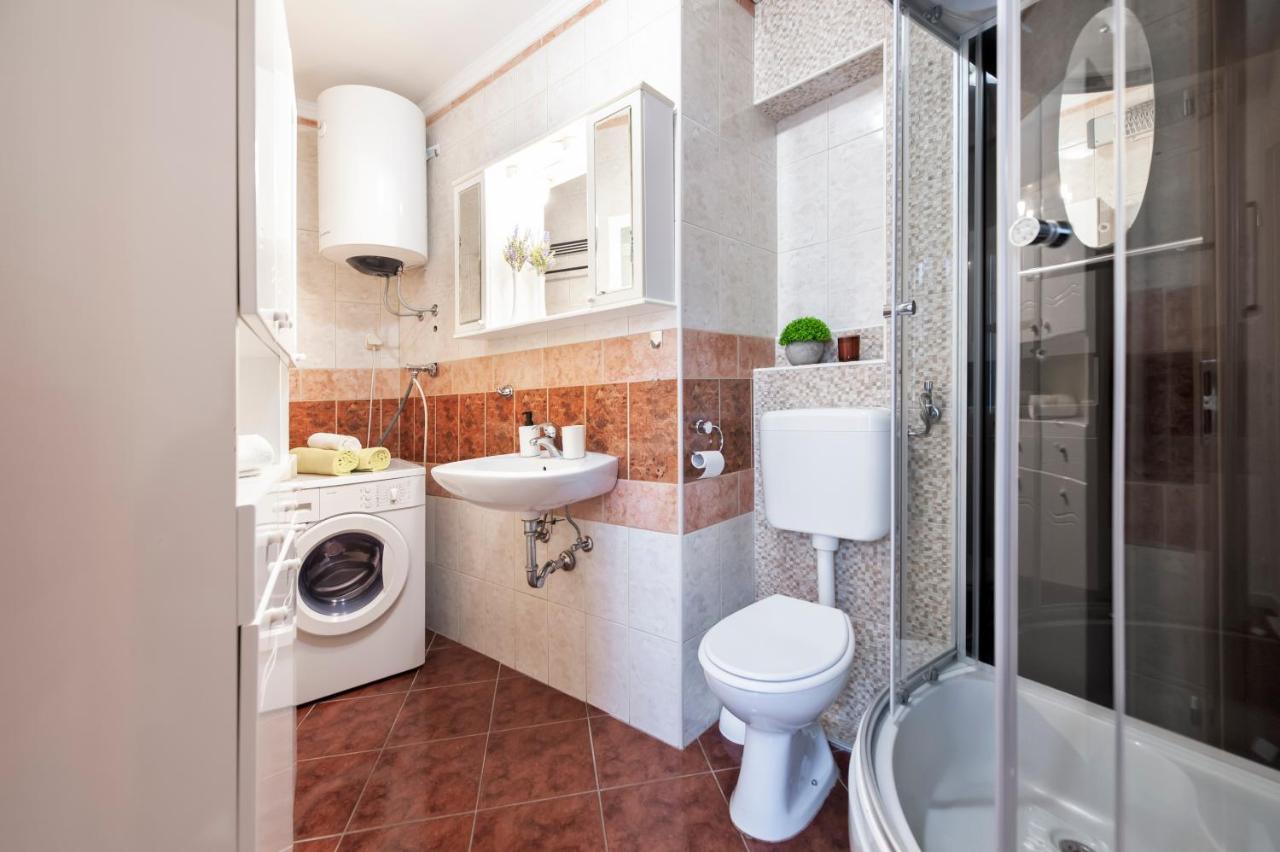 Ap Downtown Apartment Ровин Екстериор снимка