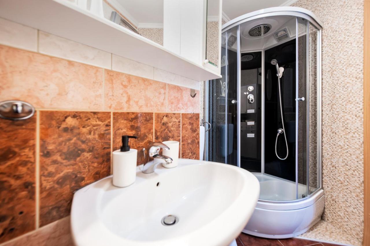 Ap Downtown Apartment Ровин Екстериор снимка