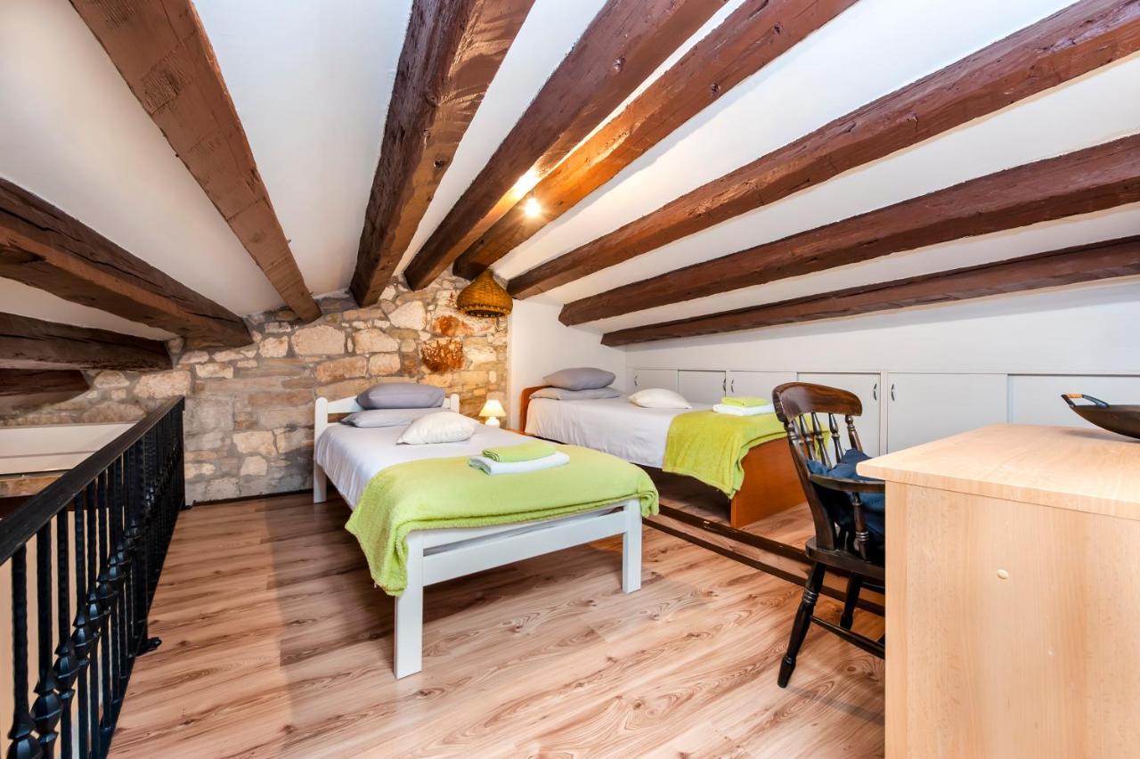 Ap Downtown Apartment Ровин Екстериор снимка