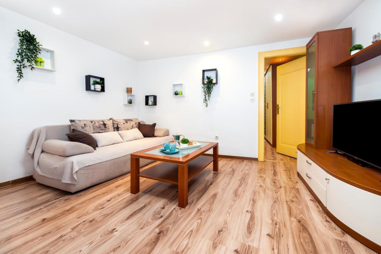 Ap Downtown Apartment Ровин Екстериор снимка