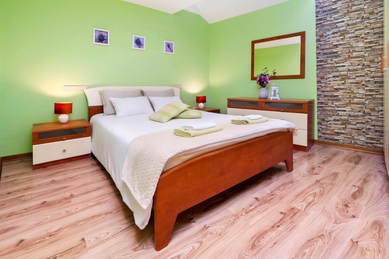 Ap Downtown Apartment Ровин Екстериор снимка