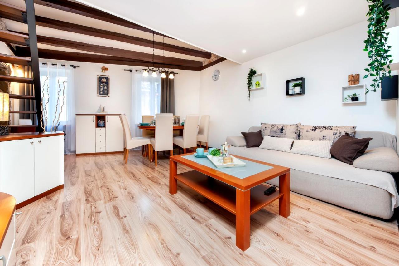 Ap Downtown Apartment Ровин Екстериор снимка