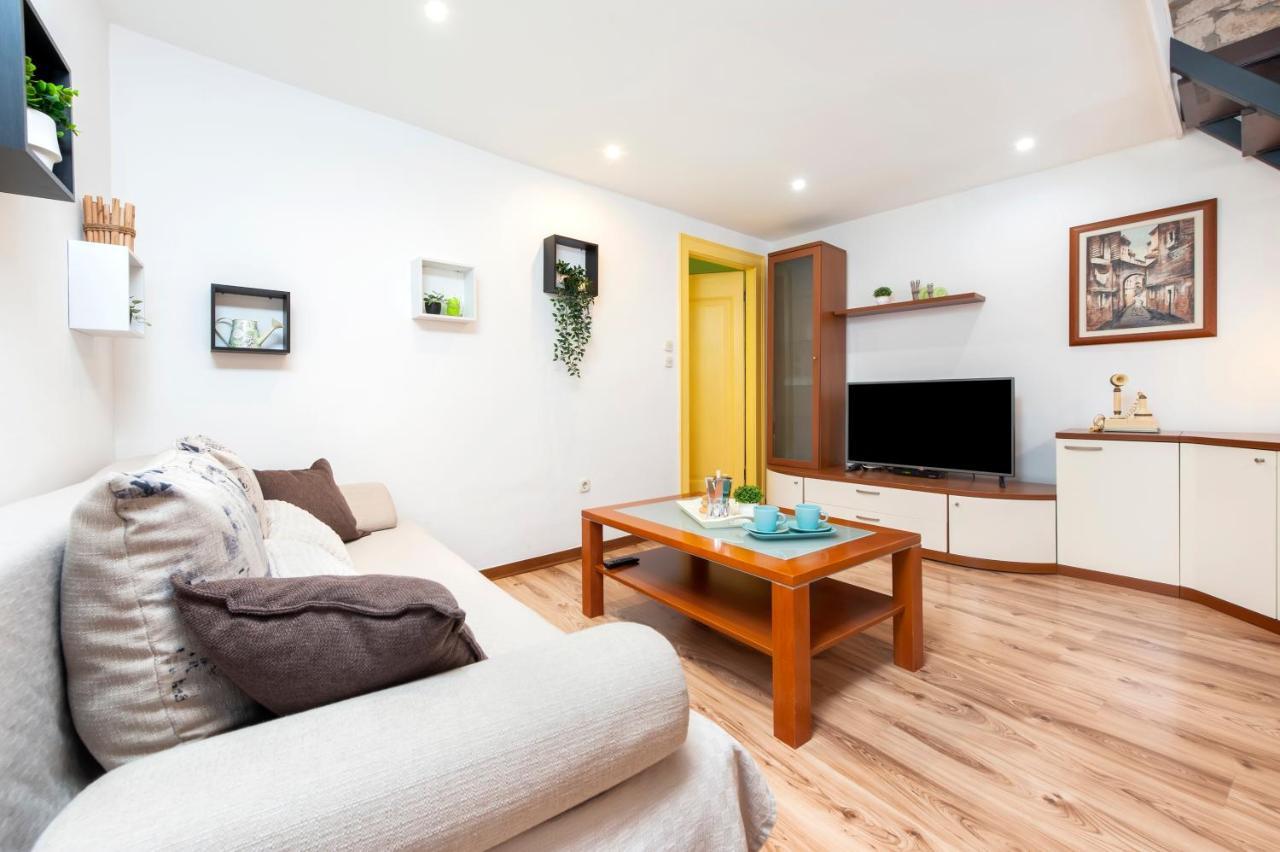 Ap Downtown Apartment Ровин Екстериор снимка