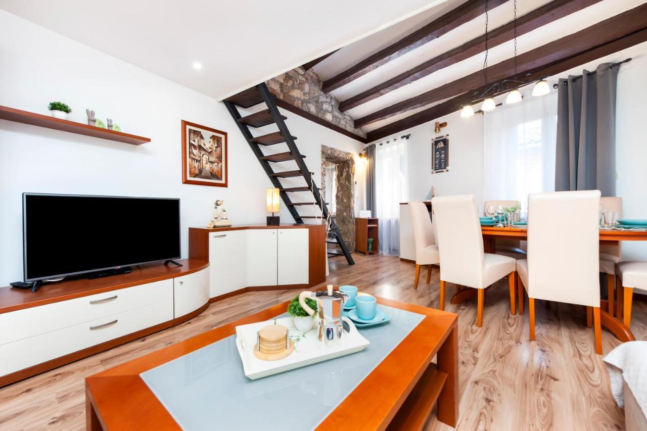 Ap Downtown Apartment Ровин Екстериор снимка