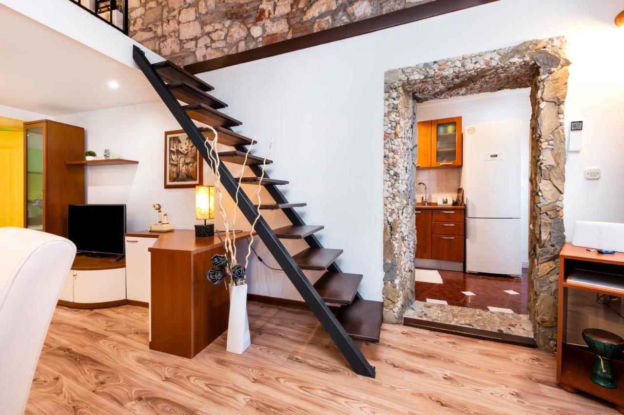 Ap Downtown Apartment Ровин Екстериор снимка
