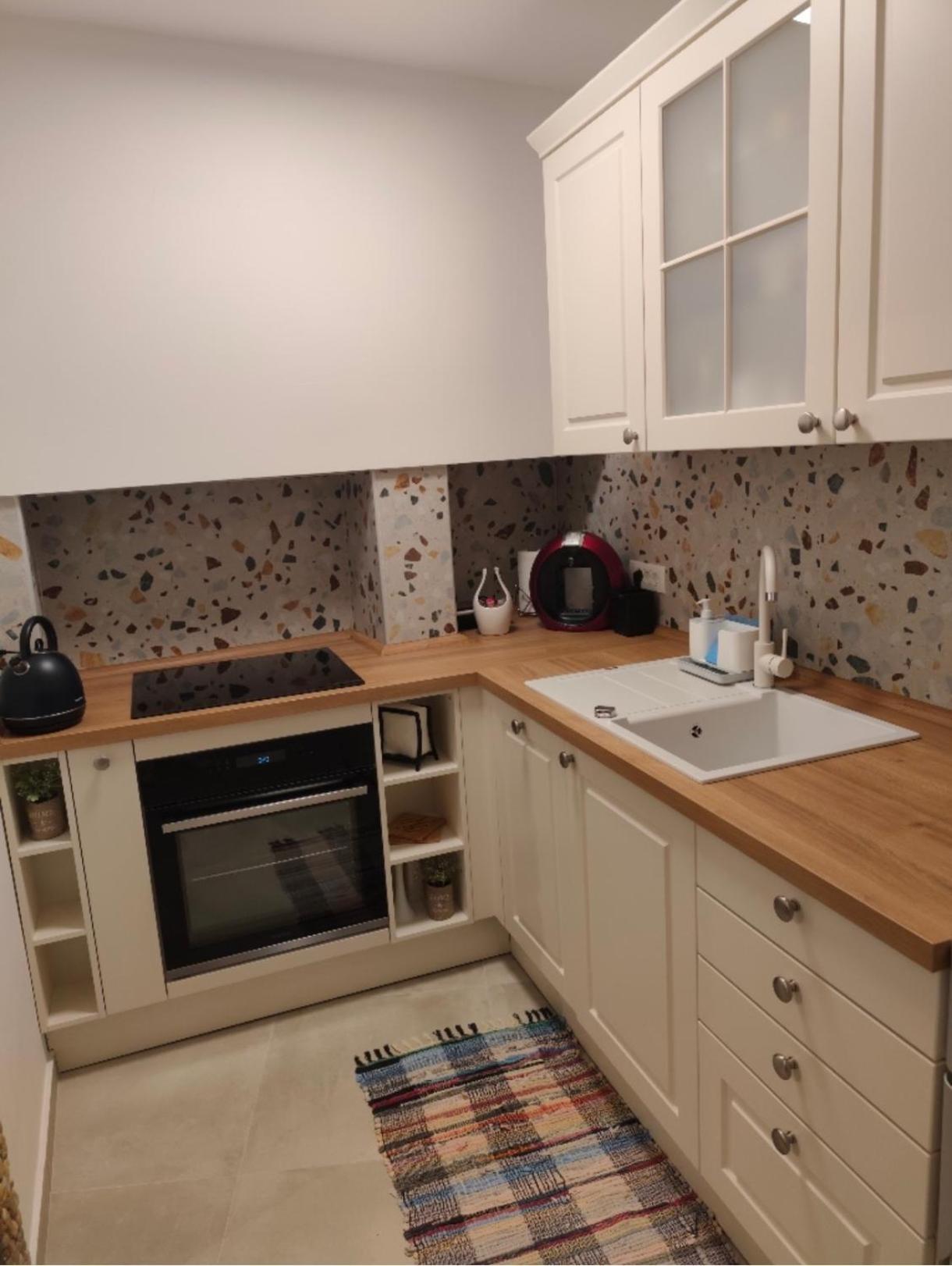 Ap Downtown Apartment Ровин Екстериор снимка